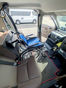 車いすのまま（車内）